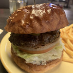 ブッチャーズテーブル 石神井公園 - 『ブッチャーズバーガー（1300円）、トッピングでハラペーニョ（100円）』