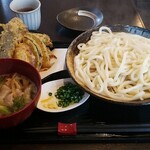 Udon Ya Kazu - 肉汁 (うどんは温かい)、野菜天盛り