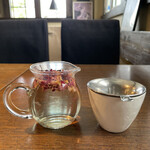 バックヤード・ガーデン - ローズヒップだったかな、ハーブティーにしました。