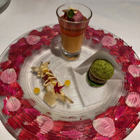 モナリザ 恵比寿店 - アミューズ。生花を挟んだプレートも健在