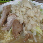 ラーメン二郎 - 豚は小さくても味染み抜群