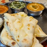 スビ・マハル - メインのカレー３種とプレーンナン