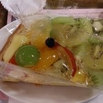 フルーツケーキ ファクトリー 総本店 - 季節のフルーツタルトとキウイタルト