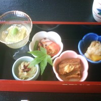 弁慶 - 2013初夏のリッチランチ(2500円→2000円)・前菜(うすい豆腐鰹出汁ジュレ、鱧南蛮漬け、能登ポーク角煮、太胡瓜くらげ胡麻和え、岩蛸カルパッチョ)