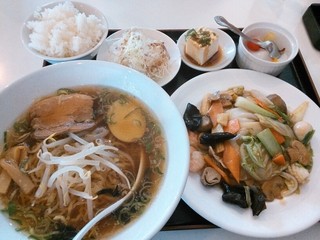 台湾料理 福の園 - 八宝菜とラーメンのセット