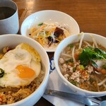 広島タイ料理 マナオ - 複数のランチメニューを半分ずつ組み合わせるハーフ&ハーフランチ(税込1,250円)
      選んだのはガパオライス&タイヌードル、ドリンクの代わりにタイ式デザートをオーダー
      なお、春雨サラダ付き