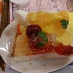 フルーツケーキ ファクトリー 総本店 - オレンジとマンゴーのレアチーズと赤いフルーツのタルト