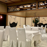 花蝶 銀座本店 - メインダイニングホール。結婚式場のよう。お客さんは私たち以外は１組だけ。月曜日だからかな。