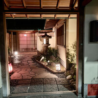 花蝶 銀座本店 - 立派な玄関口。開店15分前まで表戸が閉まり、照明も消されていた。照明がついた後も入口には誰もおらず、ブサーを押してスタッフを呼ぶ。お店の大きさの割に少人数で運営しているよう。