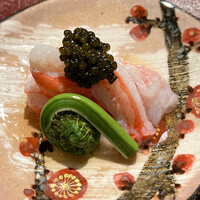 おかもと - 第三脚と第四脚を軽く蒸しました。薬味は山葵オイルと塩味補填のキャビア