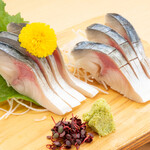 Marinated mackerel sashimi (5 pieces per person)