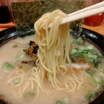 武者がよか - 硬めの細麺。チュルチュルサイコー