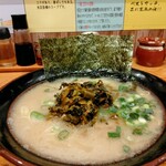 Mushaga Yoka - さっぱり目の博多とんこつスープに高菜がベストマッチ