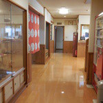 神代の湯 - 本館廊下正面右が玄関