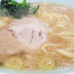 横浜らーめん 本牧家 - ラーメン並(近景)