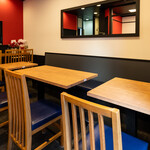 黒毛和牛 壱乃屋 - 2名掛けのテーブル席が4テーブルございます。