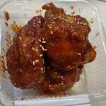 麦庵 - スイートレッドチキン５００円。

食べやすい辛さのヤムニョムチキン、この店の人気NO1のチキンですよ。