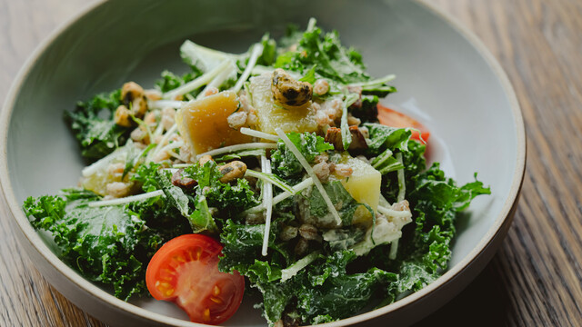 ファッロとケールのサラダ、ヤギチーズ添えのレシピ