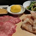 カウンター焼肉かるび - ネギ塩タン、てっちゃん