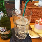 Kafe Tsumugi - プリンとドリンクのセットは￥６００ですが、小瓶のジンジャーエールを選ぶと￥６０プラスで￥６６０です。やっぱり小瓶で飲むのは旨いでよ。