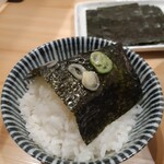 三ん寅 - ご飯に海苔を巻き巻き