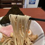 酒肴場 屯 - 三河屋製麺の低加水細ストレート麺。しっかりコシのある茹で上がり