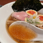 酒肴場 屯 - すっきりクリアな煮干し感に津軽醤油の芳醇な味わいをプラス