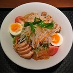 中華料理 翡翠園 - 翡翠冷麺 800円。翡翠色の美しく盛りつけられた冷麺です。