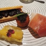 Point - 下段　ジャガ芋のシューとキャビア、生ハムパン、フォアグラのレーズン・サンド、パルメザンチーズのチュイルとゴールドラッシュ