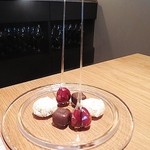 Point - ミニャルディーズ　苺の飴がけ、スノーボール・クッキー、マシュマロのチョコかけ