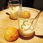 Point - 上段　アンチョビのスコーンと生ウニのムース