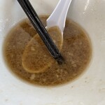 ラーメン もっけだの - 『ハーフラーメンニンニクヤサイマシマシ+ネギ』のスープ