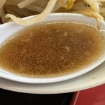 ラーメン もっけだの - 『ハーフラーメンニンニクヤサイマシマシ+ネギ』のスープ