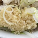 ラーメン もっけだの - 『ハーフラーメンニンニクヤサイマシマシ+ネギ』のニンニク