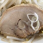 ラーメン もっけだの - 『ハーフラーメンニンニクヤサイマシマシ+ネギ』の豚