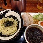 俺の中華たなか家 - 「つけめん醤油」着盆＼(^o^)／　少し見えるポットには「スープ割り」用の熱々スープが入っています(^_^)v