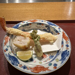 おかもと - ❽天ぷら。山椒塩、スダチで。
      ・松葉蟹
      ・酢漬けにした蓮根を挟んだ天然ホタテ
      ・タラの芽