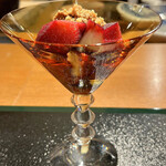 おかもと - 12. リンゴの赤ワイン漬け、ラムレーズンとキャラメルアイス、胡桃。