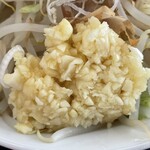 ラーメン もっけだの - 『ハーフ汁なしニンニクヤサイマシマシ+ネギ』のニンニク
