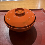 おかもと - ❹おかきをつけて揚げた白甘鯛、海老芋、堀川牛蒡、ばちこ、白味噌の椀、カラシ。