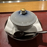 おかもと - ❸香箱蟹、フカヒレ、ナス、フキの茶碗蒸し、菊の餡掛け。