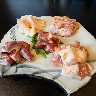 お客様ご自身で焼いていただく鶏焼肉スタイル