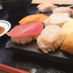 Sushi Sake Sakana Sugitama - 寿司には赤酢を使用しています。奥のサーモンは身が割れています(23-01)