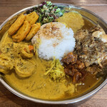 kyon world curry - 相盛りのご飯大盛り