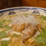 らぁめん 一福 - 提供時に説明がある囲炉裏麺の頂上には、鮫の軟骨が輝いています。