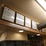 らぁめん 一福 - カウンター上や店内壁には、保存に気を使われた数多くの色紙が綺麗に展示されています。