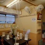 らぁめん 一福 - テーブルの真ん中にも、石田さんの好きなお花が飾られています。