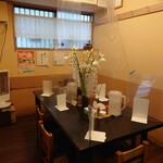 らぁめん 一福 - 玄関入って左は六人掛け大テーブル。七人も対応。