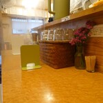 らぁめん 一福 - カウンターにもお花。
