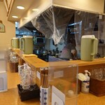 らぁめん 一福 - 玄関入って右がL字カウンター。